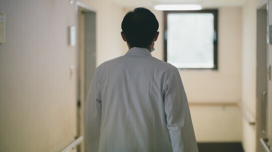 大阪・風呂なし団地に住む長男が「歯医者を志して」直面した壁