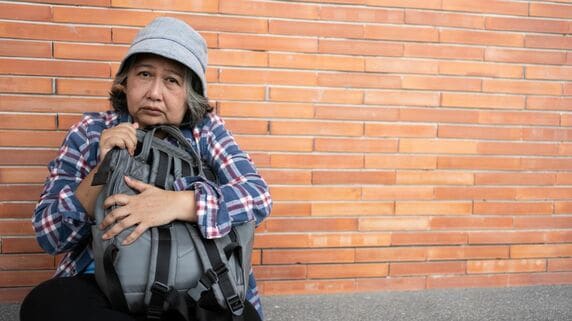 やっと自由になれたのに…夫の退職金を半分もらって計画的に熟年離婚した〈年金10万円・65歳元専業主婦〉。「家すらない」第2の人生に絶望を感じた理由【FPが解説】