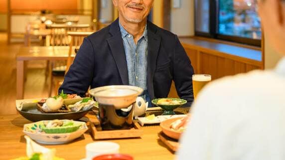 退職祝いの温泉旅行を終えて帰宅すると…〈年金月25万円・65歳夫婦〉自宅で待っていた85歳母の「今日からここに住ませて」に絶句