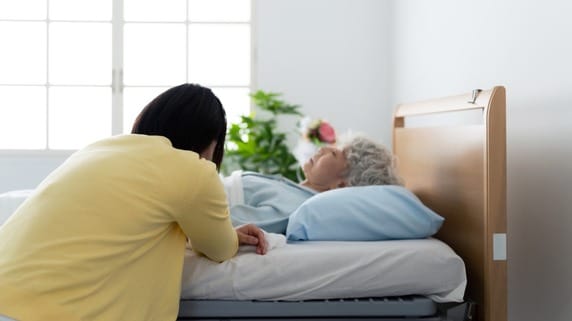 「母が倒れた日から、生活が一変…」55歳娘が直面した「終日介護」と「収入半減」の現実