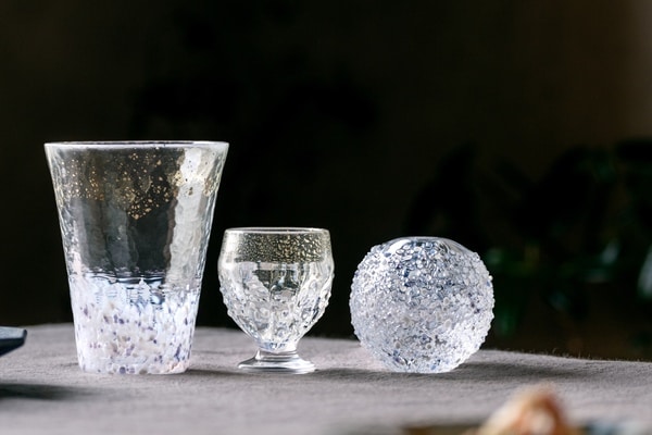 （左から）こな雪 グラス、つぶ雪 盃、ざらめ雪 一輪挿し