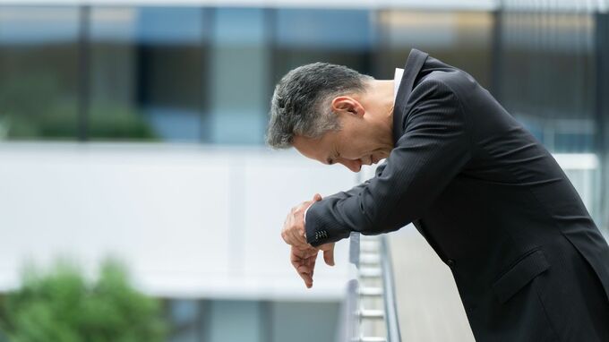 嘘だと言ってくれ…年収900万円でも小遣いは「月3万円」。激務と節約に耐え、妻と一人娘を養ってきた59歳“晩婚”会社員が震えたワケ