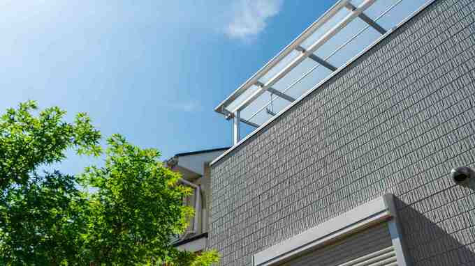 〈世帯年収1,300万円〉都心マンションを見送り“郊外一戸建て”を選んだ夫婦が、3年後に気づいた〈住宅選択の誤算〉