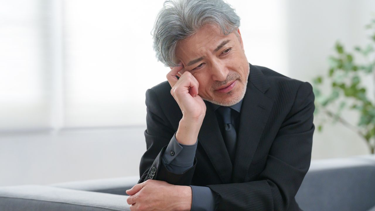「これが俺の評価か…」年収1,000万円の55歳エリート部長、役職定年で突きつけられた「給与半減」の現実