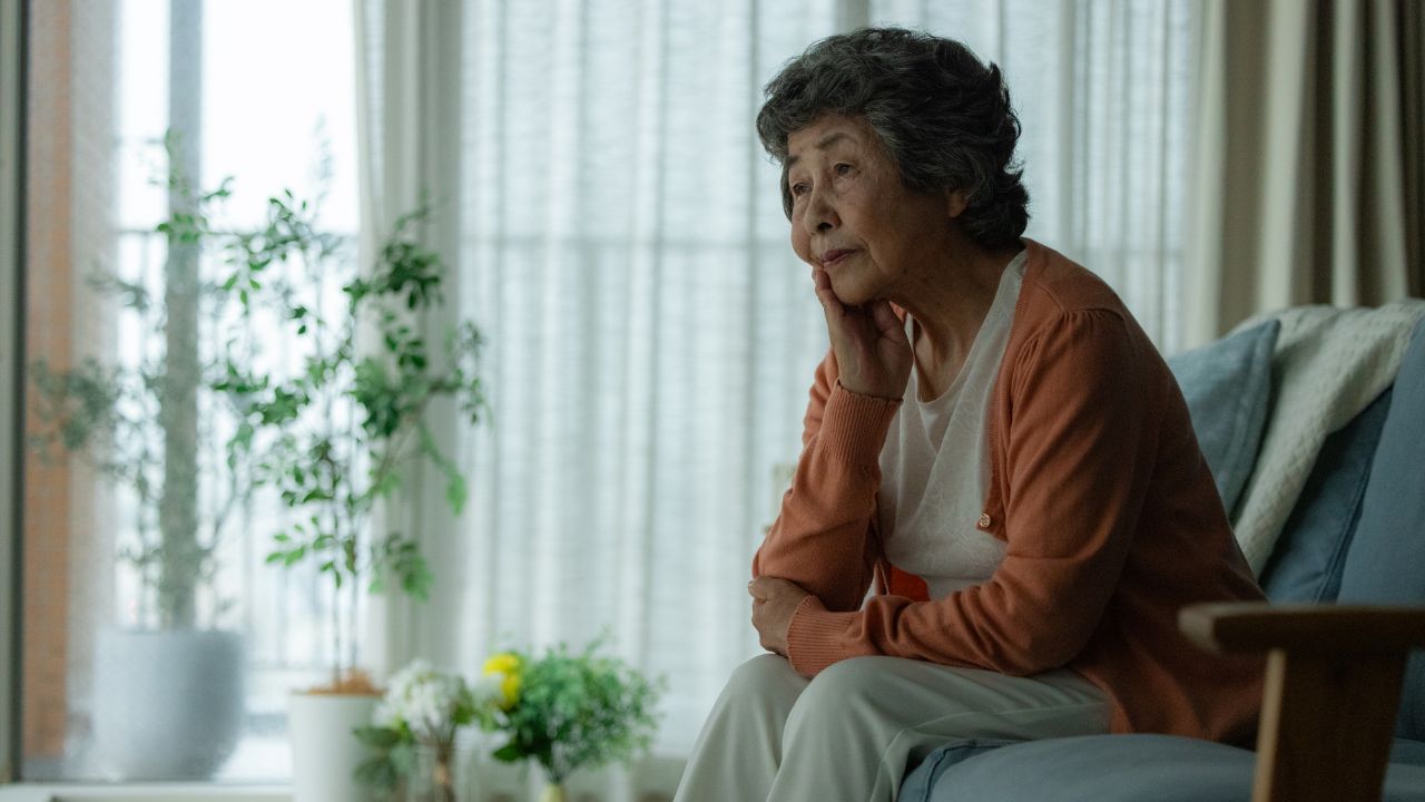 恥ずかしくて、恥ずかしくて…〈年金月20万円〉〈持ち家あり〉の72歳元教師、息子に「助けて」と言えなかった老後の落とし穴