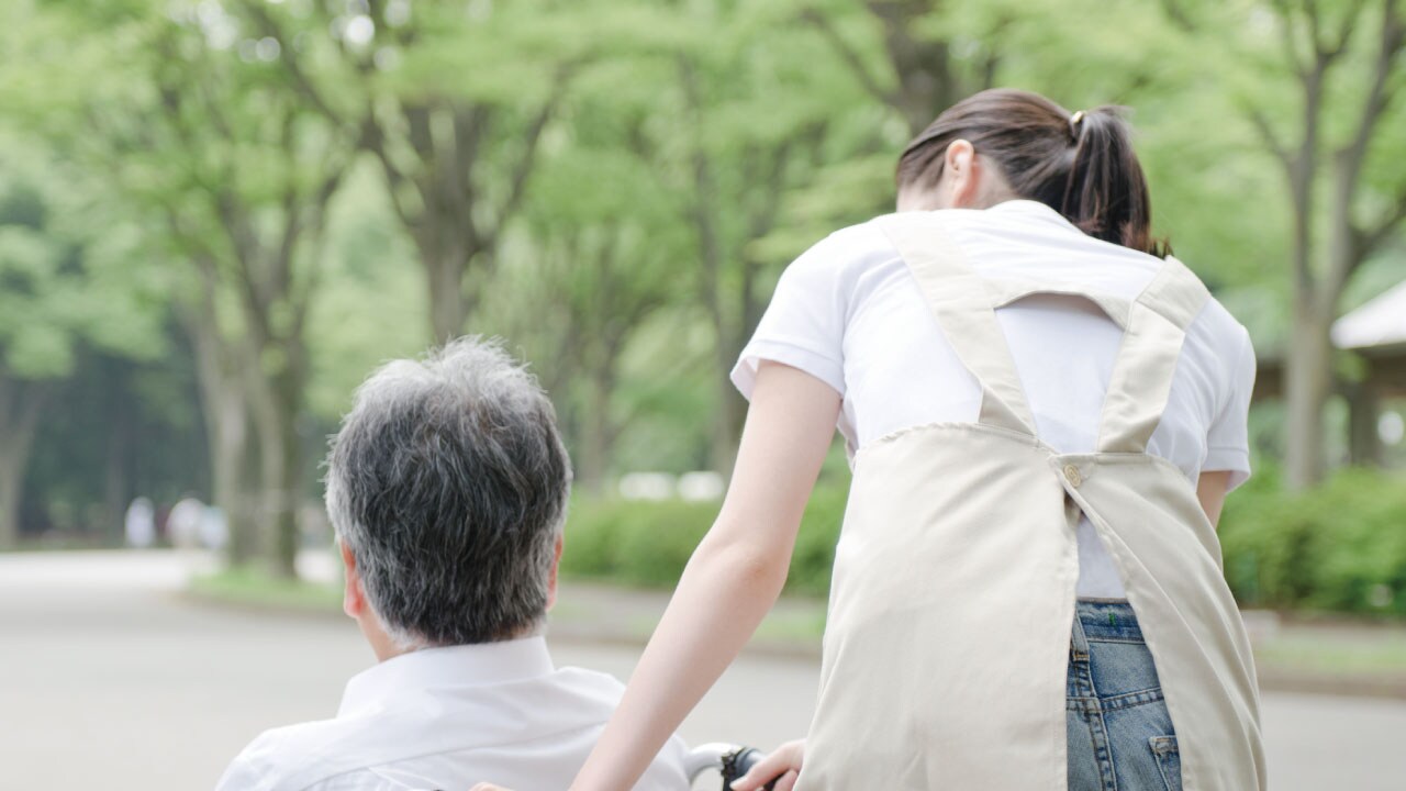 増え続ける需要、減る担い手…介護職員の不足を招く過重労働