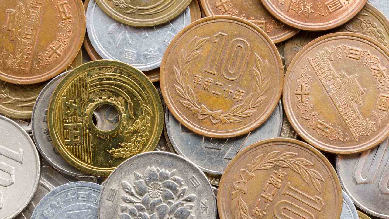 硬貨の流通高が10年ぶりの前年割れに～預け入れ手数料導入前の駆け込みか？
