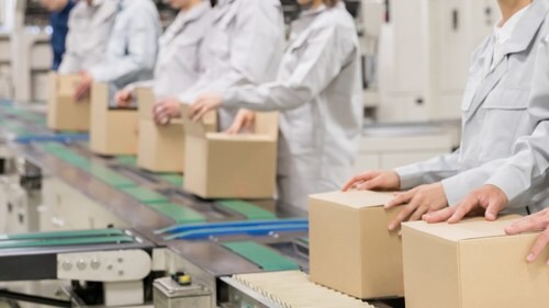 工場では、マスクやフェイスシールドの生産を自主的に行い、非稼働日には、全員でカイゼンに取り組み、生産性が大きく向上したという。(※写真はイメージです/PIXTA)