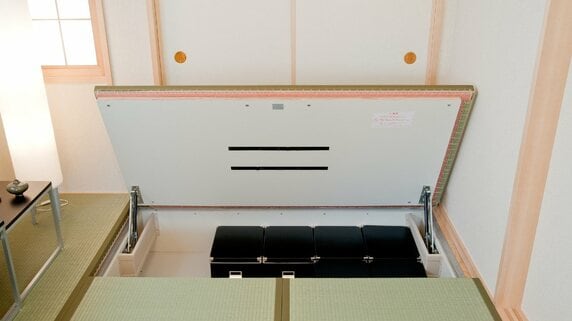 「困ったら、あれを使って」母の最期のひとこと…息子が〈床下収納〉で見つけた“旧札とキャッシュカード”、残高を見て衝撃