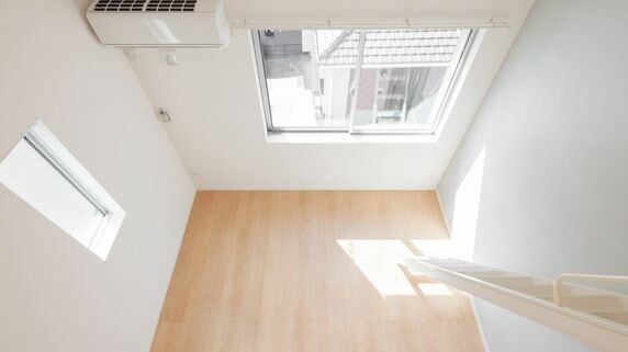 「4畳＋ロフト」の狭小アパートで暮らす〈月収19万円〉22歳新卒の本音。Z世代が「住めば都」と笑顔で語るほど満足なワケ 