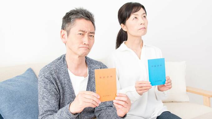 65歳・元共働き夫婦〈年金月額30万円〉に、そっと「セーフ」とつぶやくも…未来に潜む〈減額リスク〉の戦々恐々