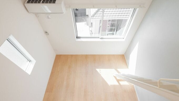 「4畳＋ロフト」の狭小アパートで暮らす〈月収19万円〉22歳新卒の本音。Z世代が「住めば都」と笑顔で語るほど満足なワケ 