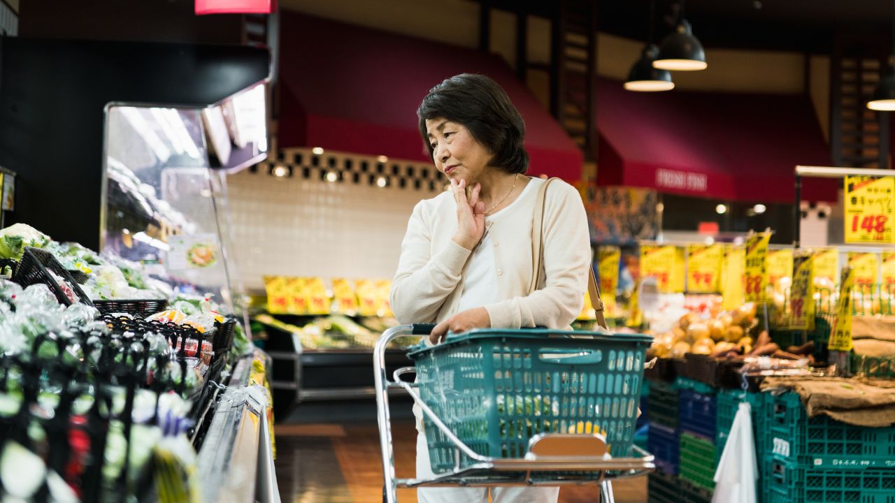 もう、生きていくのもシンドイわ…年金月7万円・72歳高齢女性「米5kgで3,200円」を前に絶望も、年金機構からの「緑色の封筒」に涙したワケ