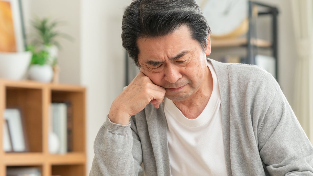 「死ねというのか…」〈年金月24万円〉67歳夫婦、住宅ローン〈70歳完済予定〉のはずが、銀行から届いた「1通の赤い封筒」の絶望的な中身