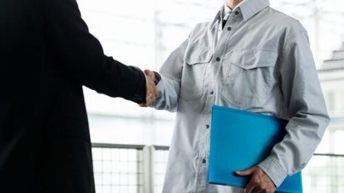 工場の現場では誰でも人工呼吸器を増産して、医療現場のために役に立ちたいと思っているという。(※画像はイメージです/PIXTA)