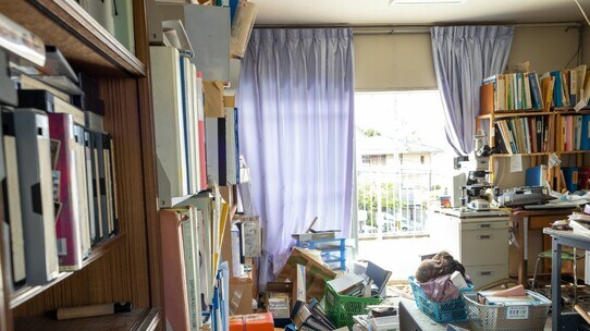 足の踏み場もない…部屋を片付けられない「ADHD」の女性【医師が解説】
