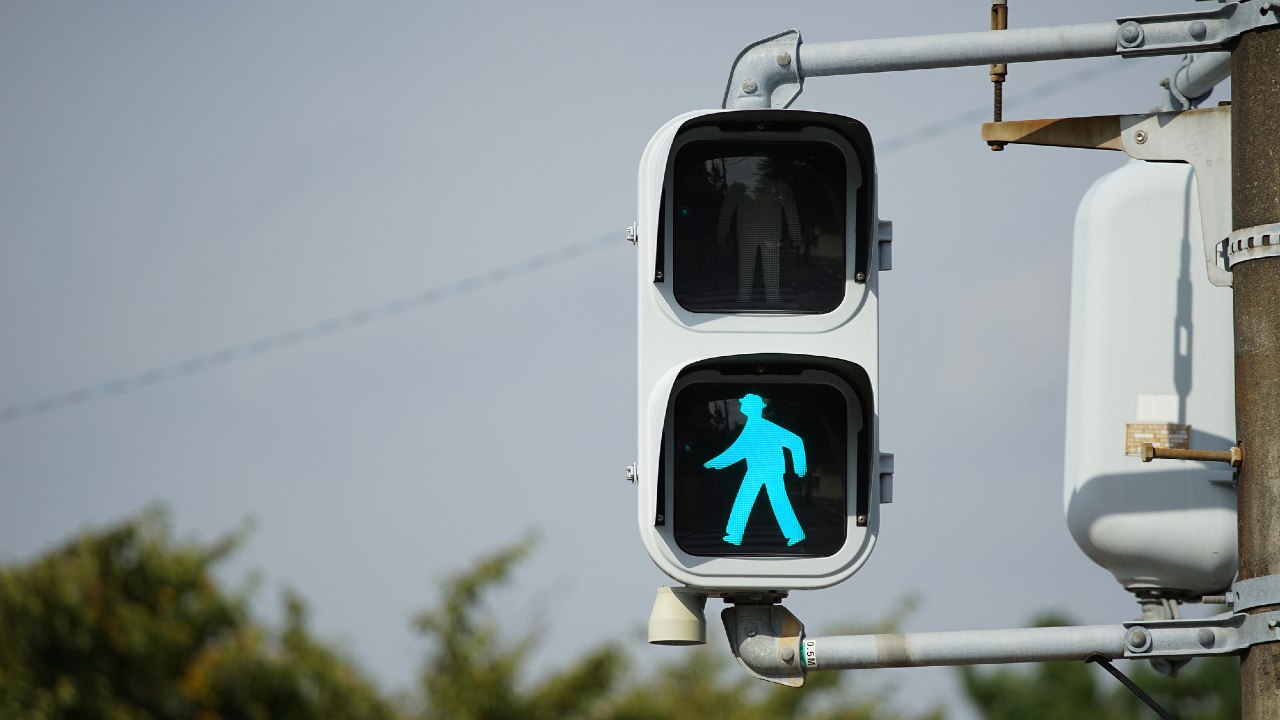 300万人以上の高齢者が「青信号のうちに道路を渡れない」…買い物難民の実態