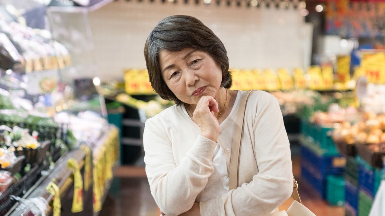 貯金が尽きて大ピンチ！米も買えない…年金月7万円・72歳女性のもとに「緑色の封筒」が届き、年金増額のチャンスもすずめの涙「どう生きていけば」