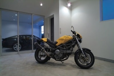 ガレージに1 台、それ以外にも2 台の駐車スペースがあり、クルマ・バイク好きには理想の賃貸住宅（同）。