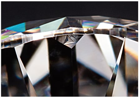 研磨したダイヤモンドのガードル下に残った原石の肌（ナチュラル）。トライゴンが見える