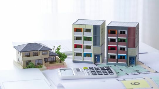不動産高騰時代、「都心に家を買う」は負債か、資産か？年収3,000万円超が、あえて自宅より先に「新築アパート」に投資する税務上の合理的理由【税理士の解説】