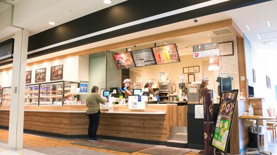 「夏休みは一段と辛いな」…資産8,000万円達成の66歳男性、家族連れが溢れるフードコートで「一人ぽつん」。孤独に苛まれるワケ