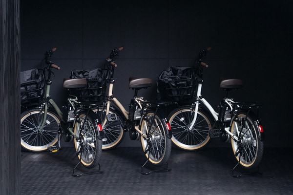 Panasonicの電動アシスト自転車が3台設置されている