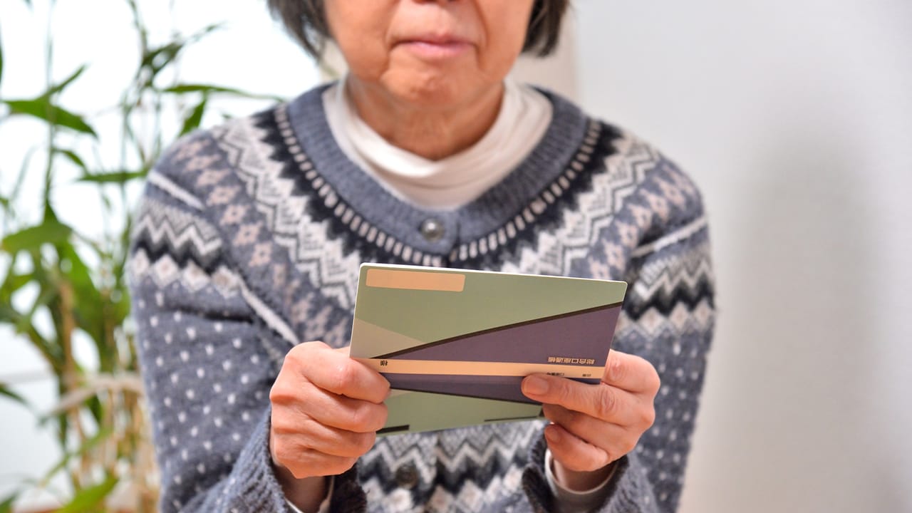 もう何も買わなくていいから！〈年金月22万円〉70代夫婦、初孫に100万円超をつぎ込みSNS投稿…息子の一言で通帳を見て真っ青になったワケ