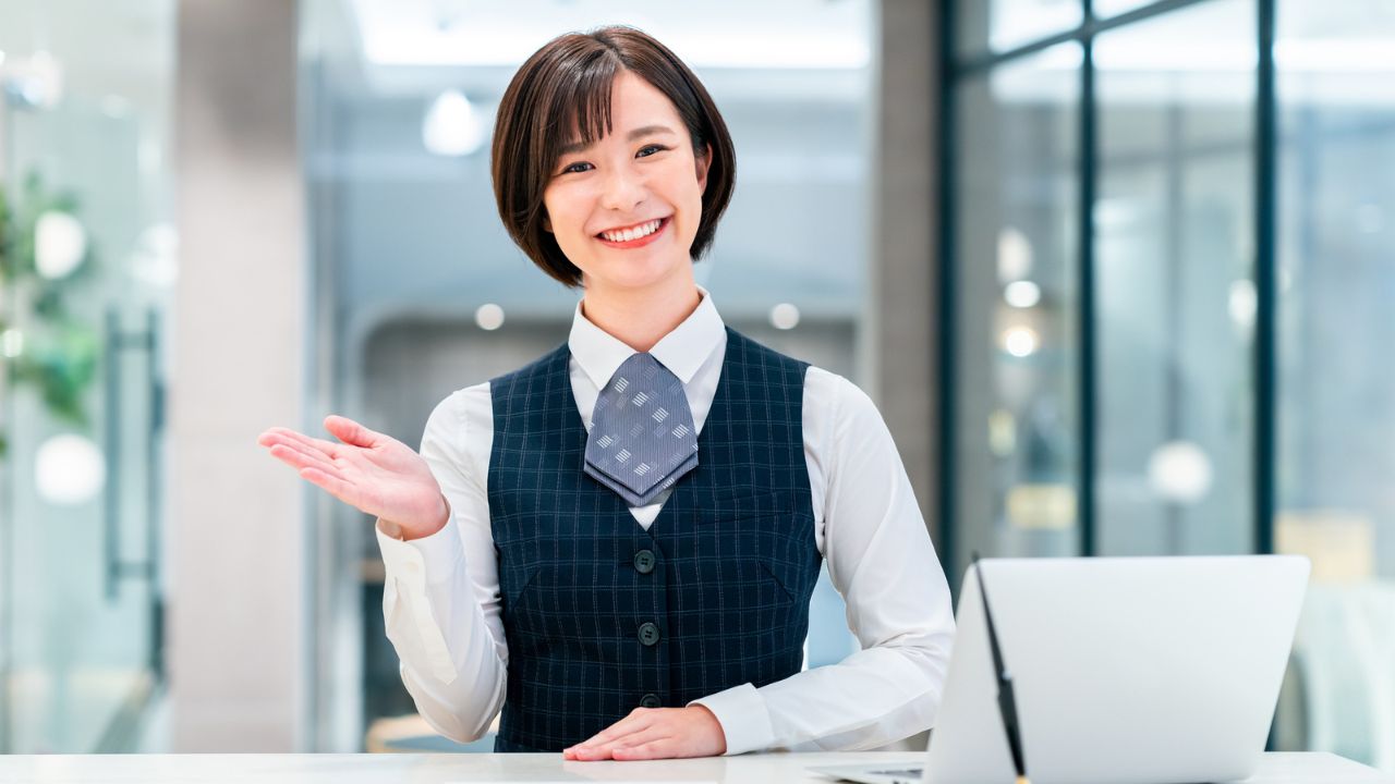 「挨拶すら、鬱陶しい…」世帯年収1,500万円・30代パワーカップルが〈9,000万円のタワマン〉購入→半年後、コンシェルジュの前を“顔を伏せて”通るワケ