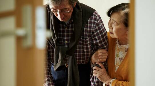 要介護の原因、第1位は「認知症」…高齢者家庭にのしかかる〈介護費用〉の負担