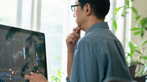 悔やんで、恨んでいます…年収3,000万円の52歳・輸出業経営者、「為替のプロ」が一転。老後を脅かされたワケ【IFAが解説】