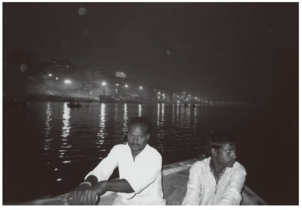 夜明け前の薄暗いガンジス川