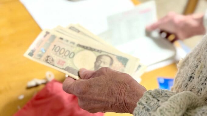 「送金した日から連絡が途絶えた…」〈年金月13万円・67歳母〉孫の学費を援助した直後、娘一家との関係に起きた変化