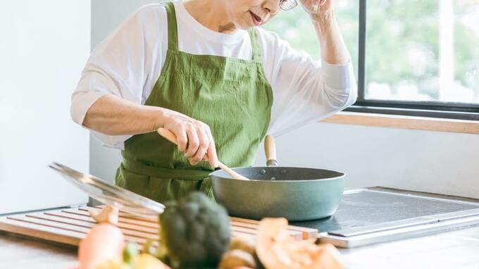 「今日の夕飯、また増やさなきゃ…」〈年金月23万円・貯蓄1,600万円〉72歳主婦、孫の来訪を素直に喜べなくなったワケ