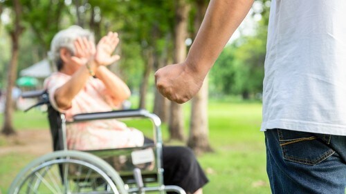 認知症の母親の介護では、事件を起こしてはいけないと考えていたという。（※写真はイメージです／PIXTA）