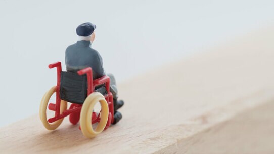 高齢者の経済的な苦境が招く「負のスパイラル」とは?