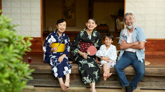 「今年のお墓参りは私たちで行くから」…75歳母の電話。〈お寺・お祭り・花火〉実家で夏の思い出をつくるはずが、お盆の帰省をやめた理由