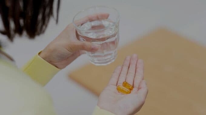 1本4,000円の水、1袋1万円のサプリにすがり…「乳がん罹患」の娘のために〈年金25万円・貯蓄3,500万円〉の60代両親、共倒れの悲劇【FPが解説】