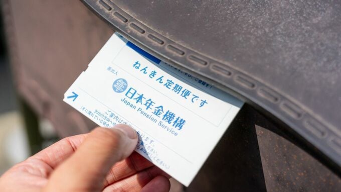 「見なかったことにしよう…」ねんきん定期便に記された“目を疑う数字”。年収680万円・54歳会社員が震えた〈老後の現実〉