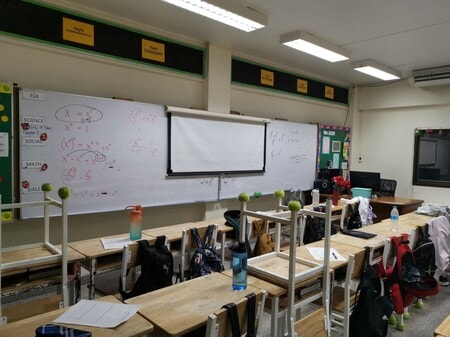 Grade7（日本の中学1年生に相当）の教室、数学の授業の後