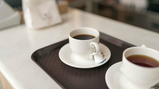 喫茶店の女主人の家族関係を聞き出す謎の男…その手腕とは?