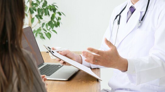 病院に行くべきか?…人は「思考の癖」に従って判断している