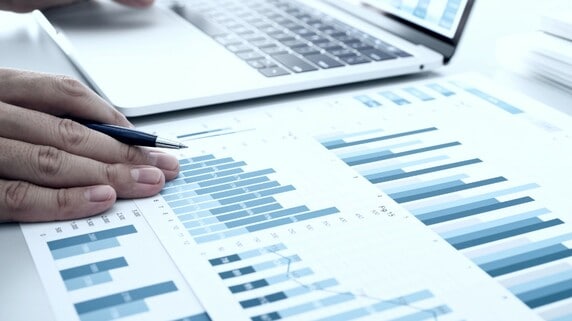 3社のなかで、いちばん売上が伸びているのは…グラフの角度を見るだけではダマされる！「統計のトリック」を見破る超キホン【経済評論家が解説】