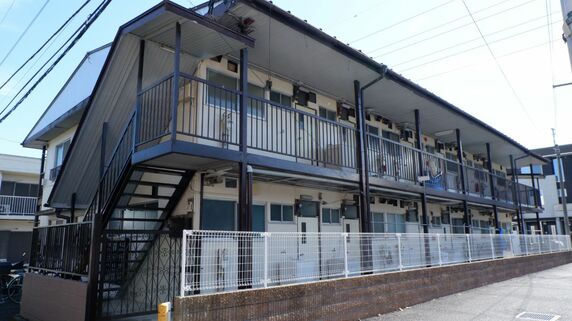 すごく幸せです…資産3,000万円超でも6畳一間・木造アパート暮らし。38歳女性が手取り月14万円「あえて非正規」で働くワケ