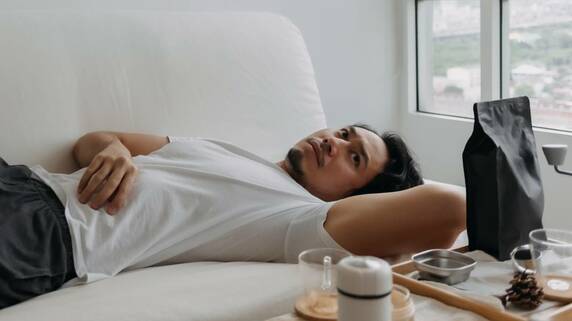 34歳長男、職場のパワハラを理由に退職→実家に出戻り…年金暮らしの66歳母、減り続ける老後資金に焦り