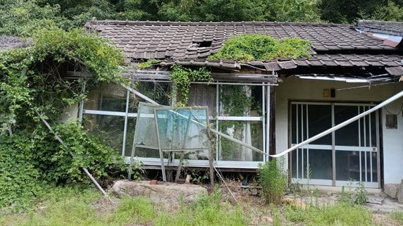 もうだめだ、完全に腐っている。傾き、異臭まで…相続した築古家屋を放置＆廃屋にした50代長男、親族からのSOSに放ったまさかの一言