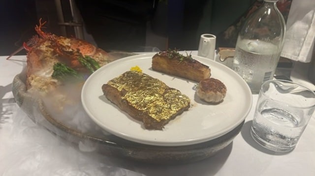 ［写真3］いかにもドバイ、金箔つきの肉料理（本人提供）