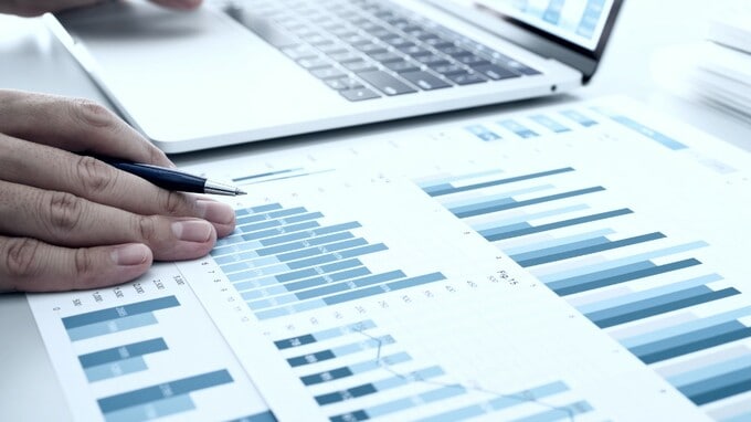 3社のなかで、いちばん売上が伸びているのは…グラフの角度を見るだけではダマされる！「統計のトリック」を見破る超キホン【経済評論家が解説】