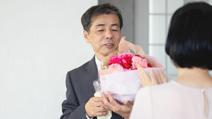 毎晩帰宅は深夜。土日も接待。がむしゃらに働き続け、はや43年…〈退職金3,000万円〉〈年金320万円〉メガバンクを去った65歳銀行員、55歳専業主婦妻からの「戦慄の退職祝い」【FPが解説】