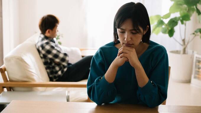 折り合う地点が見つからない…新婚・共働き妻〈きちんとした夫〉の変貌っぷりに愕然。「汚しっぱなしで平然」「鼻をかんだティッシュすら捨てない」不気味